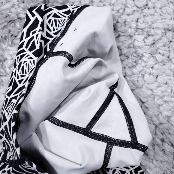 Lululemon High Times Leggings 3/4 Length Posey Black White Geometric Rose Size 4 - Picture 7 of 11